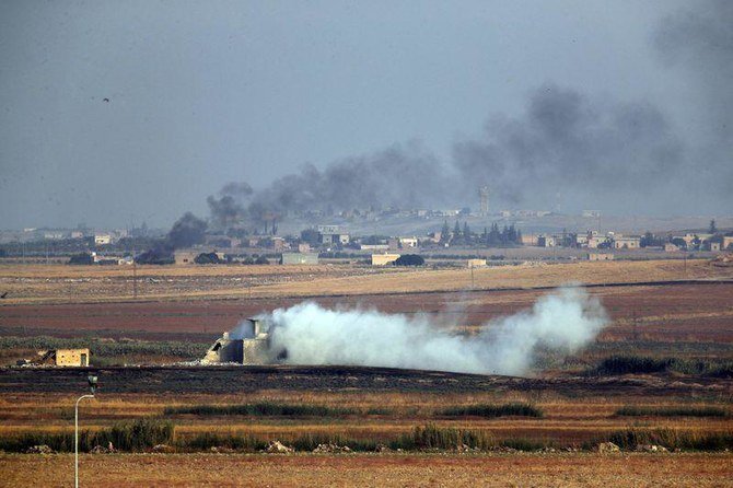 2019年10月9日のトルコ軍によるクルド人の戦闘機への爆撃中、シリア国内の攻撃目標から煙が立ち上る。〔AP通信資料写真〕