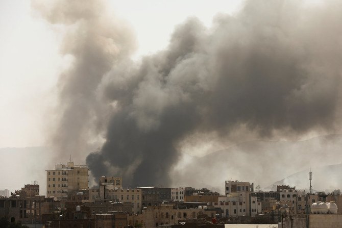 2021年3月7日、サウジアラビア主導の空爆により、イエメンのサヌアにあるフーシ派の拠点から煙が上がっている。(ロイター通信/資料写真)