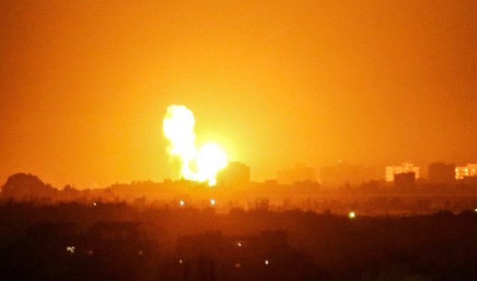 イスラエル軍の戦闘機がガザ地区のハーンユーニスに空爆を行い、あたりに煙と炎が立ち込めている。(AFPファイル写真)