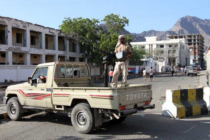 アデンの中央銀行の隣で警戒にあたるイエメン治安部隊の隊員。2016年10月29日。（資料写真/AFP）