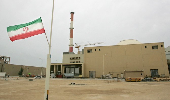 テヘランのブシェール原子力発電所で、原子炉が入る建物の外に見えるイランの国旗。2007年4月3日に撮影。(AFP通信)