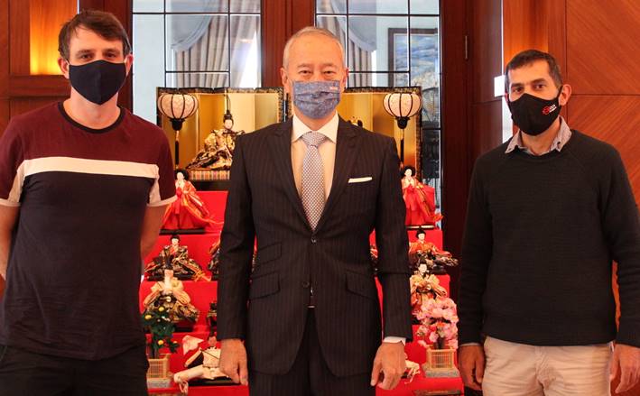 大久保大使とダン・チャーチ・エイド関係者ら。（提供）