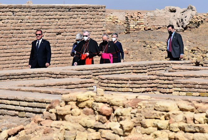 フランシスコ教皇が2021年3月6日に訪問する前に、バチカン国務長官、ピエトロ・パロリン枢機卿（左から3番目）が、イラク南部の古都ウルにあるアブラハムの家に、代表団とともに到着する。（AFP）
