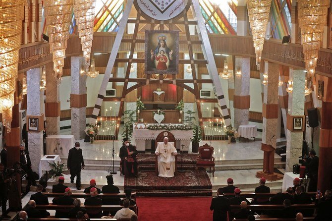 フランシスコ教皇は、2021年3月5日の史上初のローマ教皇によるイラク訪問の初めに、シリア典礼カトリック教会、バグダッド・救いの聖母教会で説教をする。（AFP）