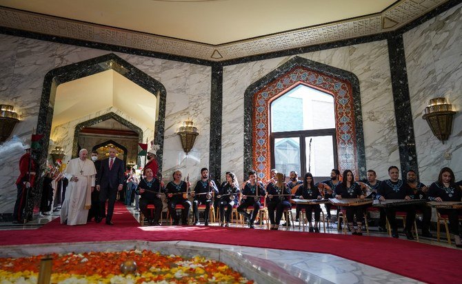 2021年3月5日、イラクのバルハム・サレハ大統領が、バグダッドのグリーンゾーンにある大統領宮殿でフランシスコ教皇を迎え入れ、演奏家が伝統楽器を演奏する。（AFP）