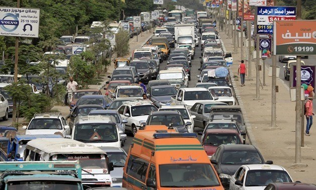 カイロ郊外の交通渋滞で立ち往生する運転手。(ロイター)