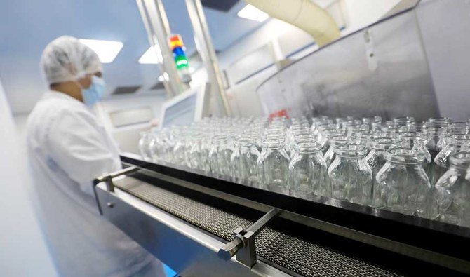 2020年6月25日、エジプトのカイロにあるエバファーマ施設(Eva Pharma Facility)で、治験中の新型コロナウイルス感染症(COVID-19)治療薬「レムデシビル」の作業に取り組む検査技師。(ロイター通信)