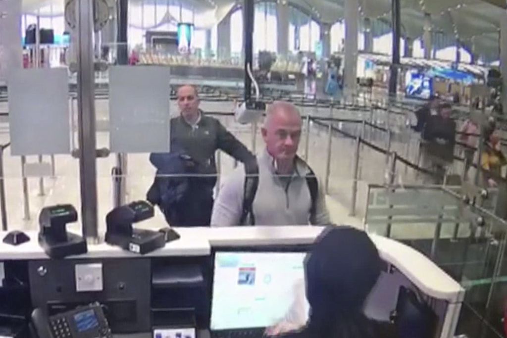 防犯カメラのビデオの映像は、マイケル・L・テイラー氏（中央）と、ジョージ・アントワーヌ・ザイエック氏が、トルコのイスタンブール空港で入国審査を受けているところを写している。