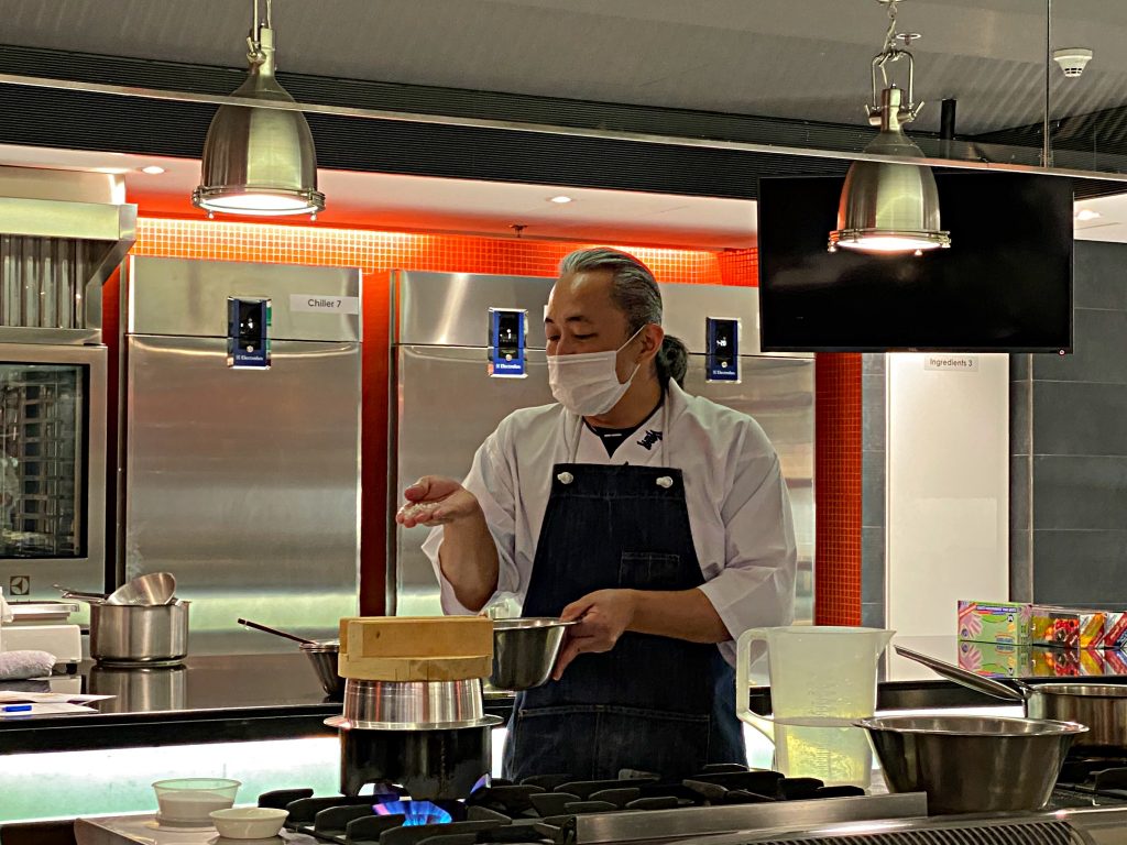 UAEのドバイにあるICCAで開催された日本米に関する講演会で日本米の炊き方を実演する日本人のタツシェフ。（写真/ANJP）