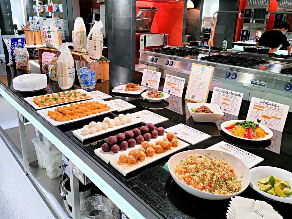 UAEのドバイにあるICCAで開催された日本米に関する講演会の試食セッションで紹介された日本米を主な材料として使った料理。（写真/ANJP）