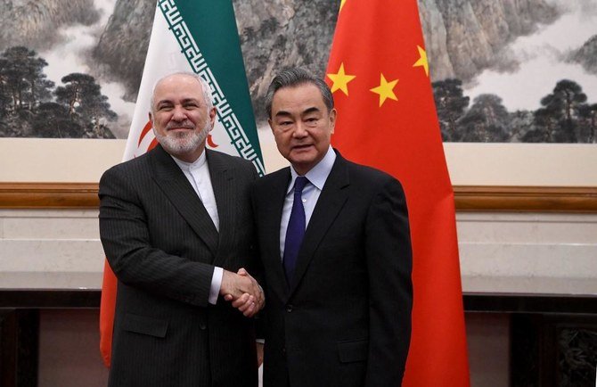 25年間に及ぶ協力協定は、テヘランで中国の王毅外相（左）とイランのモハンマド・ジャバド・ザリフに外相よって署名される。（AFPファイル写真）