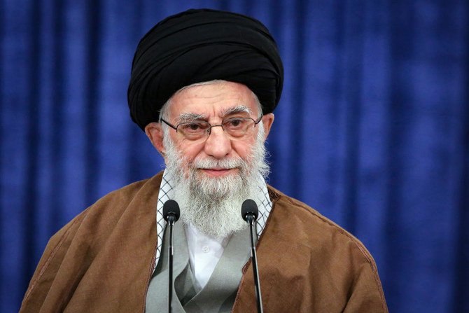 イランの最高指導者アヤトラ・アリ・ハメネイ師はまた、政府は生産と成長を妨げるあらゆる法的障害を取り除く必要があると述べた。（イラン最高指導者事務所提供、AP通信）