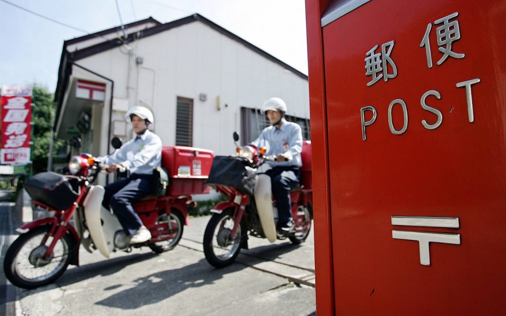 日本郵政公社と楽天の業務提携の報道を受け、楽天の株価は金曜日の東京証券取引所で8.6％上昇した。日本郵政は4.9%の株価上昇を記録した。(AFP)