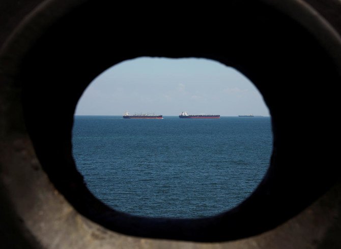 シンガポールのトゥアス沖で撮影された 石油タンカー。 (ロイター)