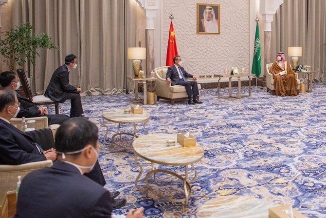 2021年3月24日、サウジアラビアのリヤドで中国の王毅外相と会談するムハンマド・ビン・サルマン皇太子。（ロイター通信）