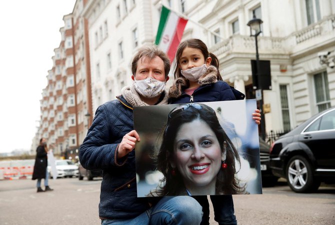 2021年3月8日、英国ロンドンのイラン大使館の外で抗議する英国系イラン人援助活動家ナザニン・ザガリ・ラトクリフの夫リチャード・ラトクリフと、その娘のガブリエラ。（ロイター通信）
