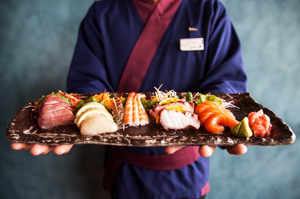 Minatoのアラカルトメニューには、当地でもよく知られているたこ焼き、枝豆、焼き鳥などの前菜、また巻き寿司、刺身盛り合わせなどが豊富に用意されている。（提供写真）