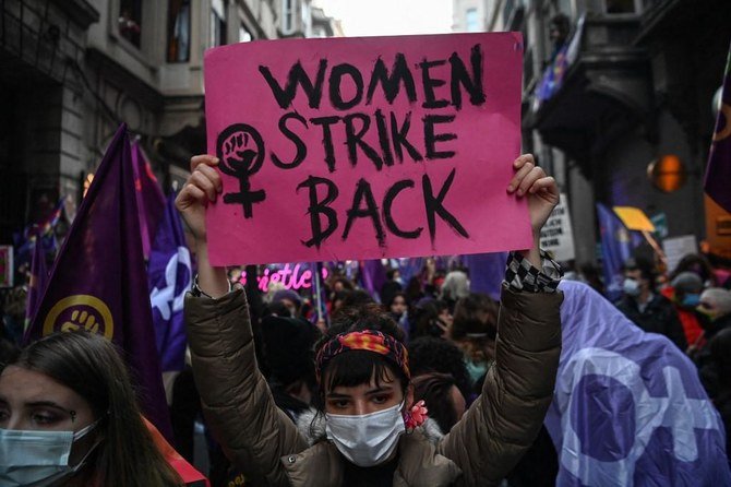 トルコの各地で女性たちが抗議デモを行い、トルコ政府に対し条約の堅持を求めた。(AFP)