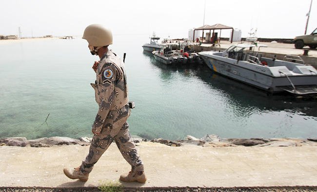 この資料写真の中では、サウジアラビア国境警備隊員らがジーザーン近くの紅海の海岸沿いにあるサウジアラビアのイエメンとの海上国境をパトロールしている。(ロイター通信)