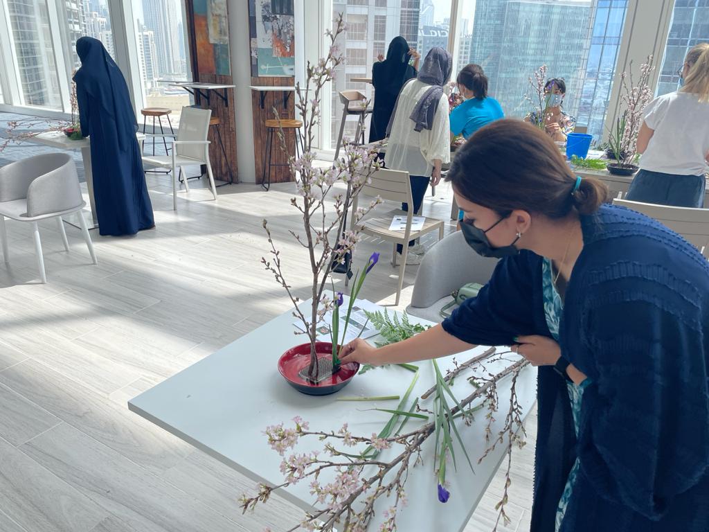 この桜の生け花教室は、好評につき、2019年から毎年実施されている。(ANJ 写真)