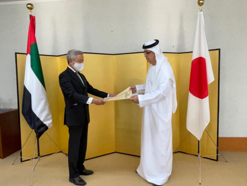 この叙勲は、アル・ムアラ大使による日本・アラブ首長国連邦間の関係強化と友好親善への寄与を称え、昨年１１月３日に日本国政府により公表されたものです。(Consulate-general of Japan/ @japan_cons_dubai)