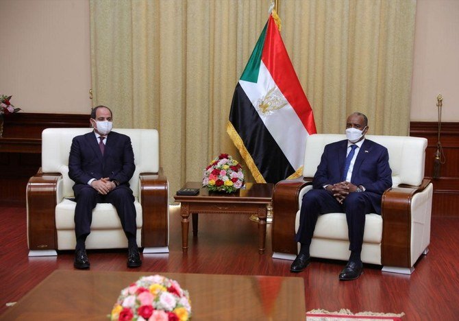 スーダンの大統領官邸で、政権を握る主権評議会のトップであるアブデル・ファッターハ・ブルハン将軍と会談するアブドルファッターフ・アッ＝シーシー大統領（左）。（ロイター経由スーダン主権評議会）