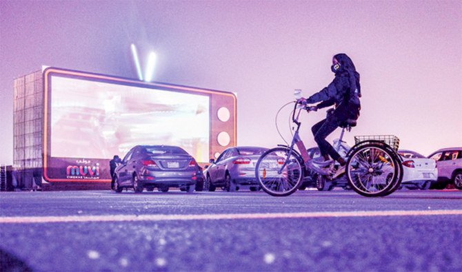 ドライブインでは、観客はソーシャルディスタンスを保って映画を安全に楽しむことができる。 MUVIは、MUVIシネマアプリケーションを使ってスナックや飲み物を注文するシステムも導入している。(提供写真)