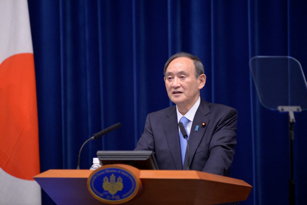 日本の菅義偉首相は、米国の製薬会社、ファイザー社に対し、COVID-19ワクチンの追加供給を求めた。(AFP)