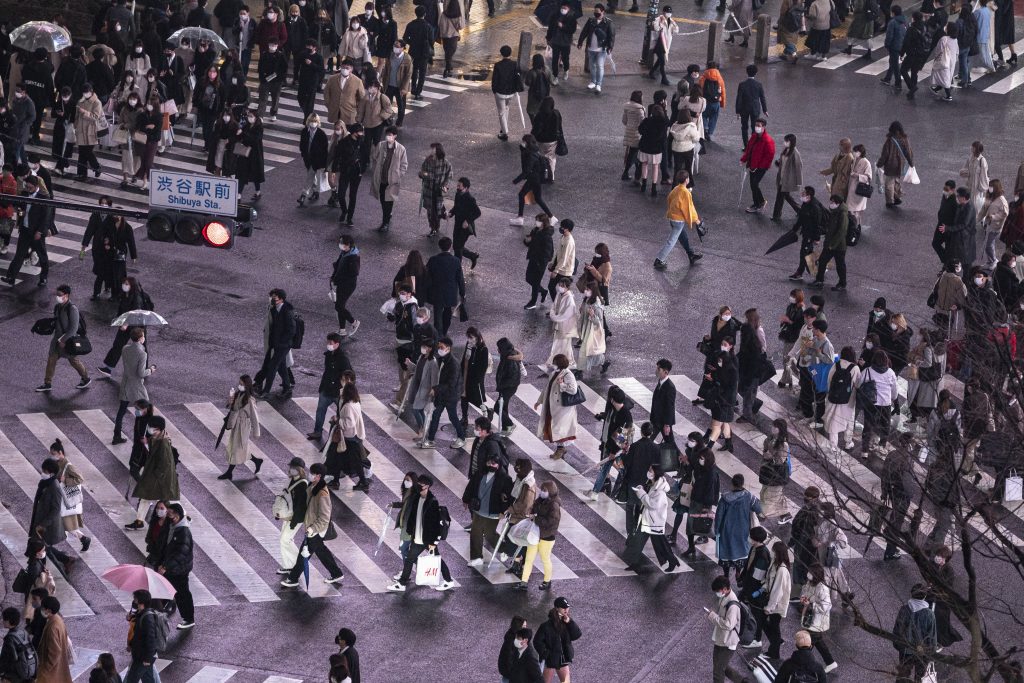 東京都は４日、新たに３５５人の新型コロナウイルス感染者が確認されたと発表した。(AFP)