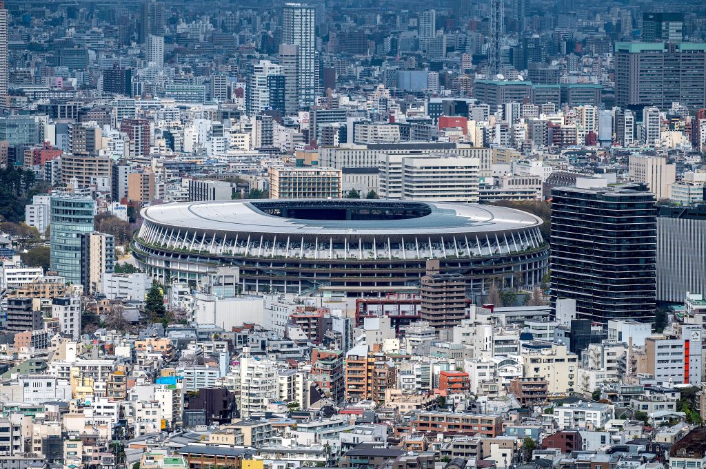 2020年オリンピック・パラリンピック東京大会のメイン会場である国立競技場(中央)が写る東京の概観写真。2021年3月22日撮影。(AFP)