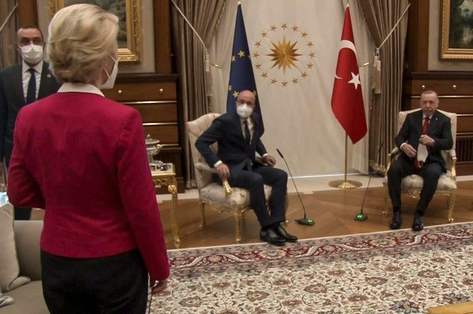 トルコのレジェップ・タイイップ・エルドアン大統領（右）が、アンカラの大統領官邸で欧州理事会のシャルル・ミシェル議長（中央）と欧州委員会のウルズラ・フォン・デア・ライエン委員長（左）を迎える。（ファイル/AFP）