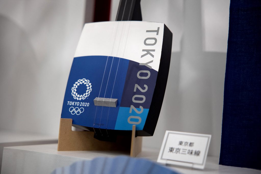 2021年4月15日に東京で開催された東京2020オリンピックの「伝統工芸品コレクション」の発表会で、三味線職人の河野公昭氏が制作した特別なブランドの三味線が展示された。(AFP)