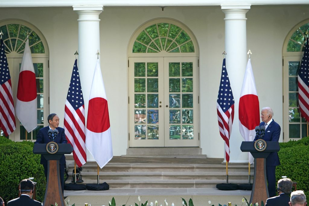 2021年4月16日、ワシントンのホワイトハウスのローズガーデンで記者会見を行うジョー・バイデン大統領（右）と日本の菅義偉首相（左）。（AFP）