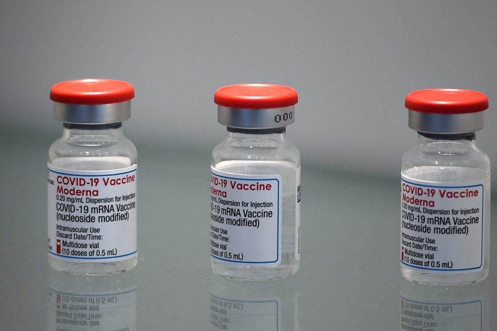 米バイオ医薬品企業モデルナが開発した新型コロナウイルスワクチンが３０日午前、ベルギーのブリュッセルから日本航空便で関西空港に到着した。(AFP)