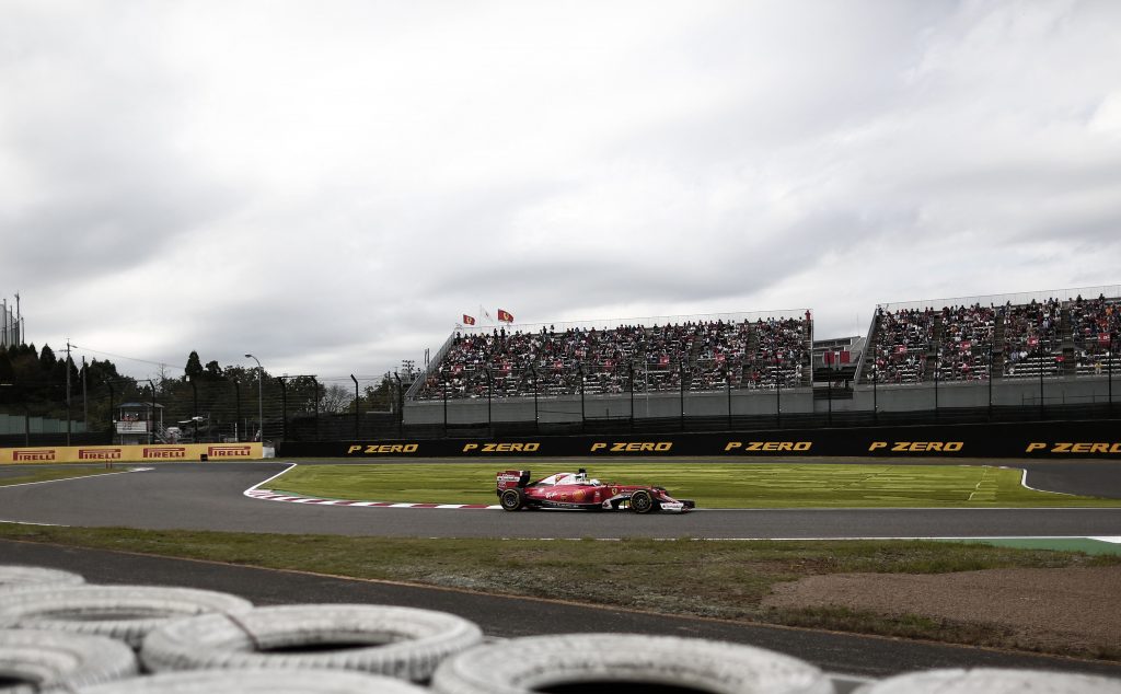 2016年10月7日、鈴鹿サーキットで行われたF1日本グランプリの2回目の練習走行で、スクーデリア・フェラーリのドイツ人ドライバー、セバスチャン・ベッテルがマシンを運転する。(AFP)