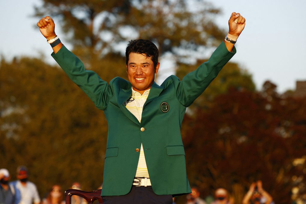 日本の松山英樹選手は、2021年4月11日、ジョージア州オーガスタで行われたオーガスタ・ナショナル・ゴルフクラブのマスターズで優勝した後、18番グリーンで勝利を祝っている。(AFP)