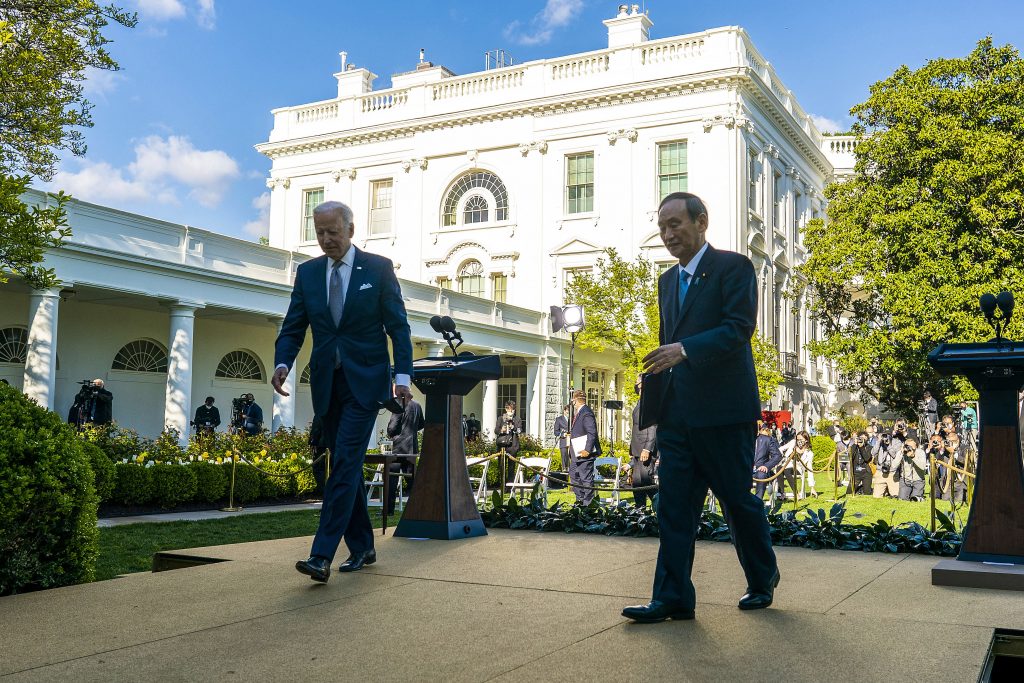 2021年4月16日、ワシントンのホワイトハウスのローズガーデンで記者会見を終え、立ち去るジョー・バイデン米大統領と日本の菅義偉首相。（資料写真/AP）