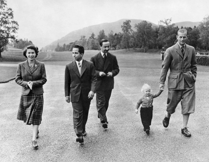 写真は1952年9月26日にバルモラル城公園で撮影されたもので、エリザベス2世が娘のアン王女（右から2人目）、フィリップ王子（右）、イラク王フェイサル2世（左から2人目）、イラクの摂政と一緒に歩いている（AFP通信/資料写真）