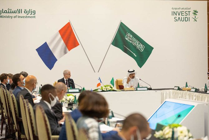 サウジアラビアのハリド・アル・ファリハ投資大臣（右）とのイベントに参加したフランスのフランク・リエステール対外貿易・経済魅力担当大臣（左）。（提供写真）