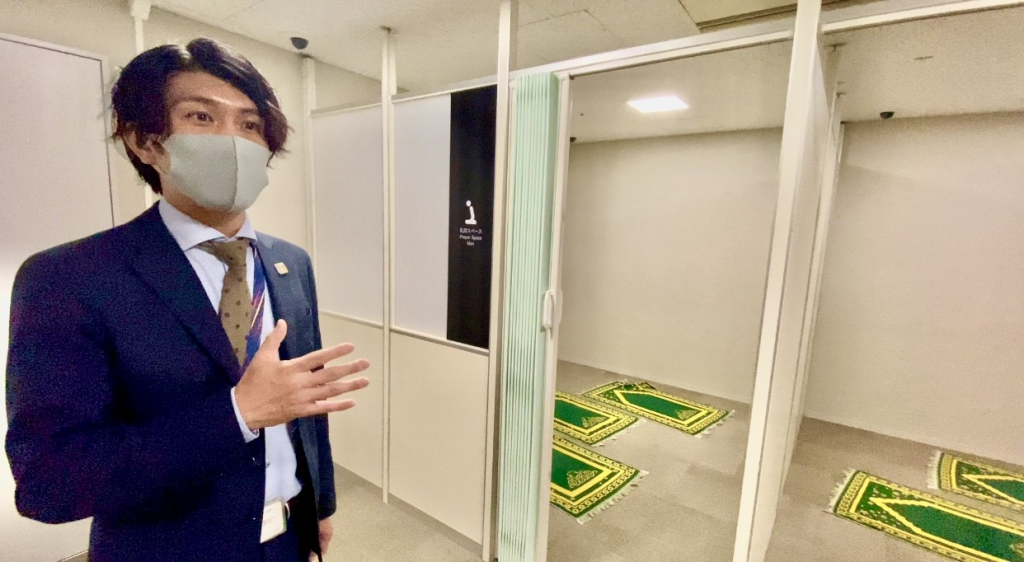 スカイツリーの広報部長、鈴木健大氏がアラブニュースジャパンの特派員にイスラム教徒のための礼拝室を見せる。（ANJ 写真） 