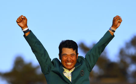 日本の松山英樹がマスターズ優勝、グリーンジャケットを着て祝う。（ロイター）