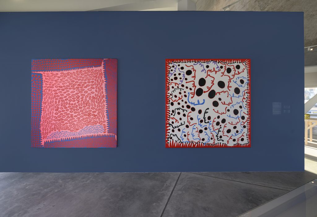 草間彌生の様々な作品（2019～2013）。キャンバス・アクリル画、寸法は様々。インスタレーションの様子：「Unsettled Objects（狂わせるもの）」シャルジャ芸術財団、2021年（写真提供：シャルジャ芸術財団）