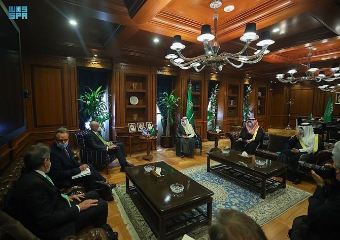 サウジのアーデル・アル・ジュベイル外務担当国務大臣が、ギリシャのニコス・デンディアス外務大臣と会談する。（国営サウジ通信）