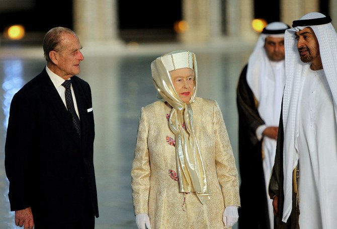 2010年11月24日、首長国首都にあるシェイク・ザイード・グランド・モスクを訪問するために到着した英国のエリザベス2世と夫のフィリップ王子（左）と一緒に立つアブダビの皇太子シェイク・ムハンマド・ビン・ザイード・アルナハヤン（AFP通信/資料写真）