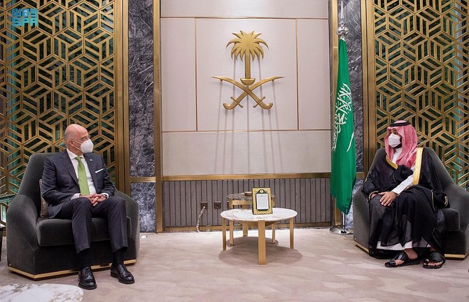 サウジアラビアのムハンマド・ビン・サルマーン皇太子が、ギリシャのニコス・デンディアス外務大臣と会談する。（国営サウジ通信）