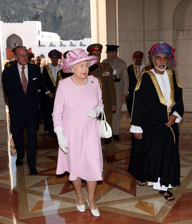2010年11月26日、マスカットで行われた公式歓迎式典で、オマーンのスルタン・カブース・ビン・サイード（右）に歓迎される英国のエリザベス女王2世とエディンバラ公（左）（AFP通信/資料写真）