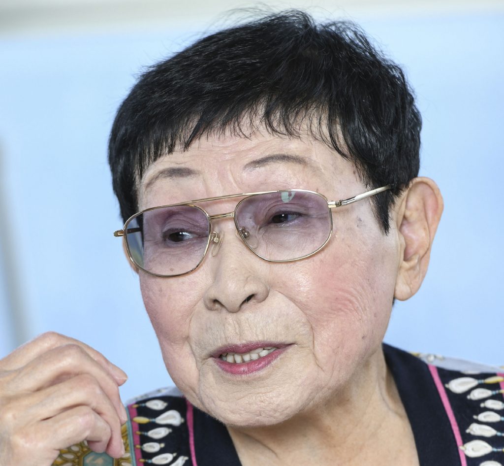 2019年11月に東京の西にある熱海で行われたインタビューで、著名な脚本家橋田壽子さんが話をしているファイル写真。国際的に人気のテレビドラマシリーズ「おしん」で有名な橋田壽賀子さんがリンパ腫で亡くなった。享年95歳であった。彼女は2021年4月4日（日）に熱海の自宅で亡くなった（共同通信、AP経由）