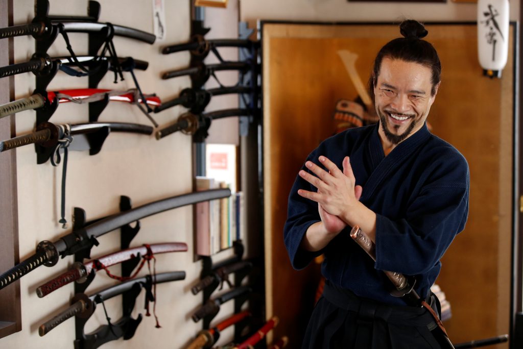 2021年4月1日、東京で行われたサムライ体験のオンラインクラスでの、武楽の創始者でありサムライ武術の指導者である源光士郎。(ロイター通信)