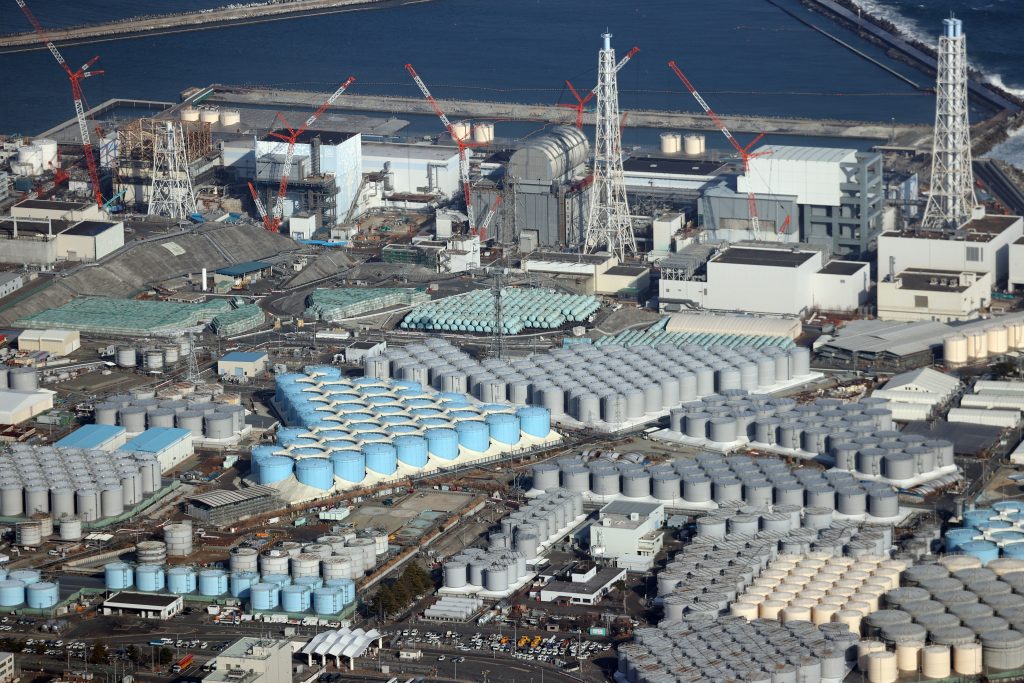 日本の東北地方の福島県で2011年3月にメルトダウンした福島第一原発で汚染水を貯めているタンクが写る航空写真。（資料写真/EPA）