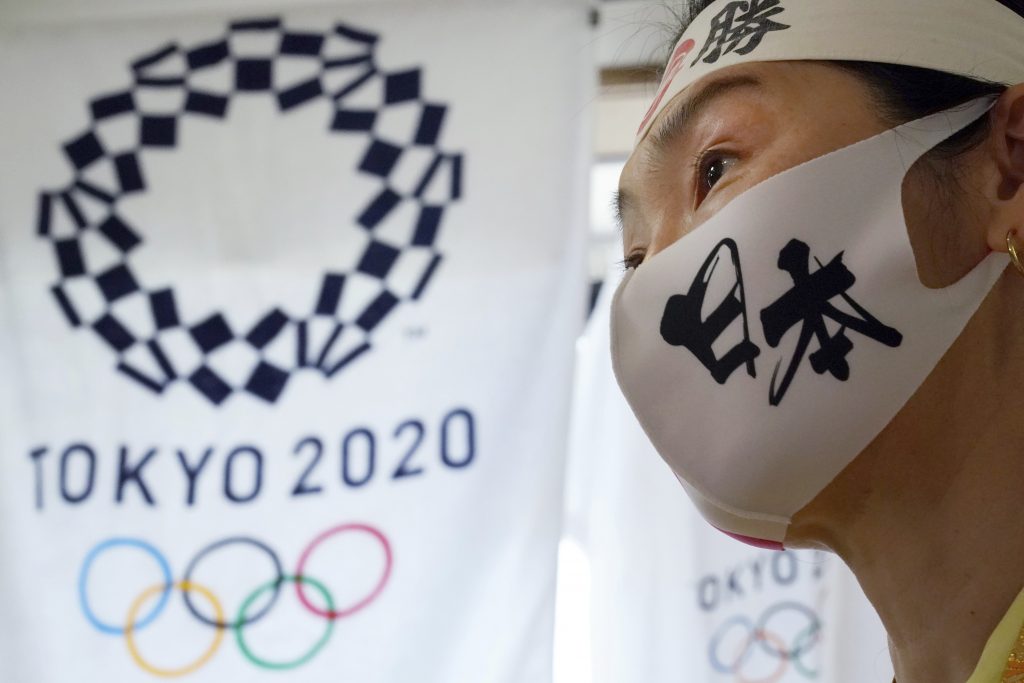 オリンピックファン石川恭子氏は2021年4月10日土曜日、東京の自宅にて語った。石川氏はIT会社の社長で、1992年のバルセロナ大会以来、夏季オリンピックに毎回出席していて、非公式の「国際オリンピック応援団長」として有名になった。彼女はそれぞれのアスリートを応援する各国のファンとかかわることを楽しんでいる。マスクには「日本」と書かれている。（AP Photo/Eugene Hoshiko）